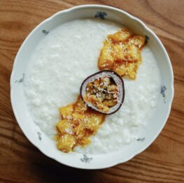 Рисовая каша с манго и маракуйей