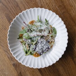 Салат с кукурузой, куриной грудкой, соус чили манго